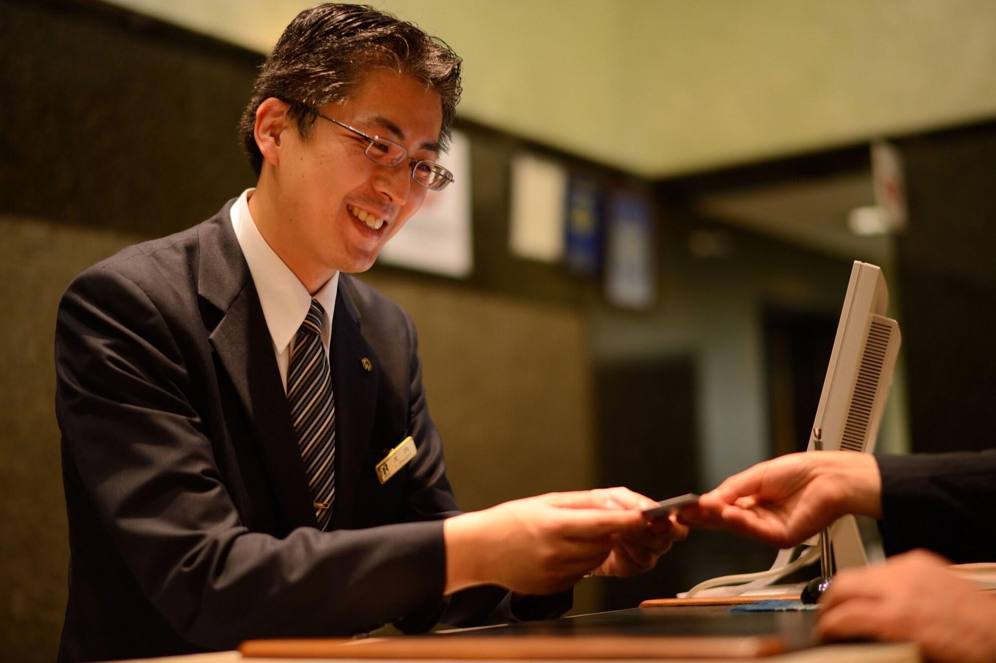 فندق رويتون سابورور المظهر الخارجي الصورة A hotel clerk at the front desk