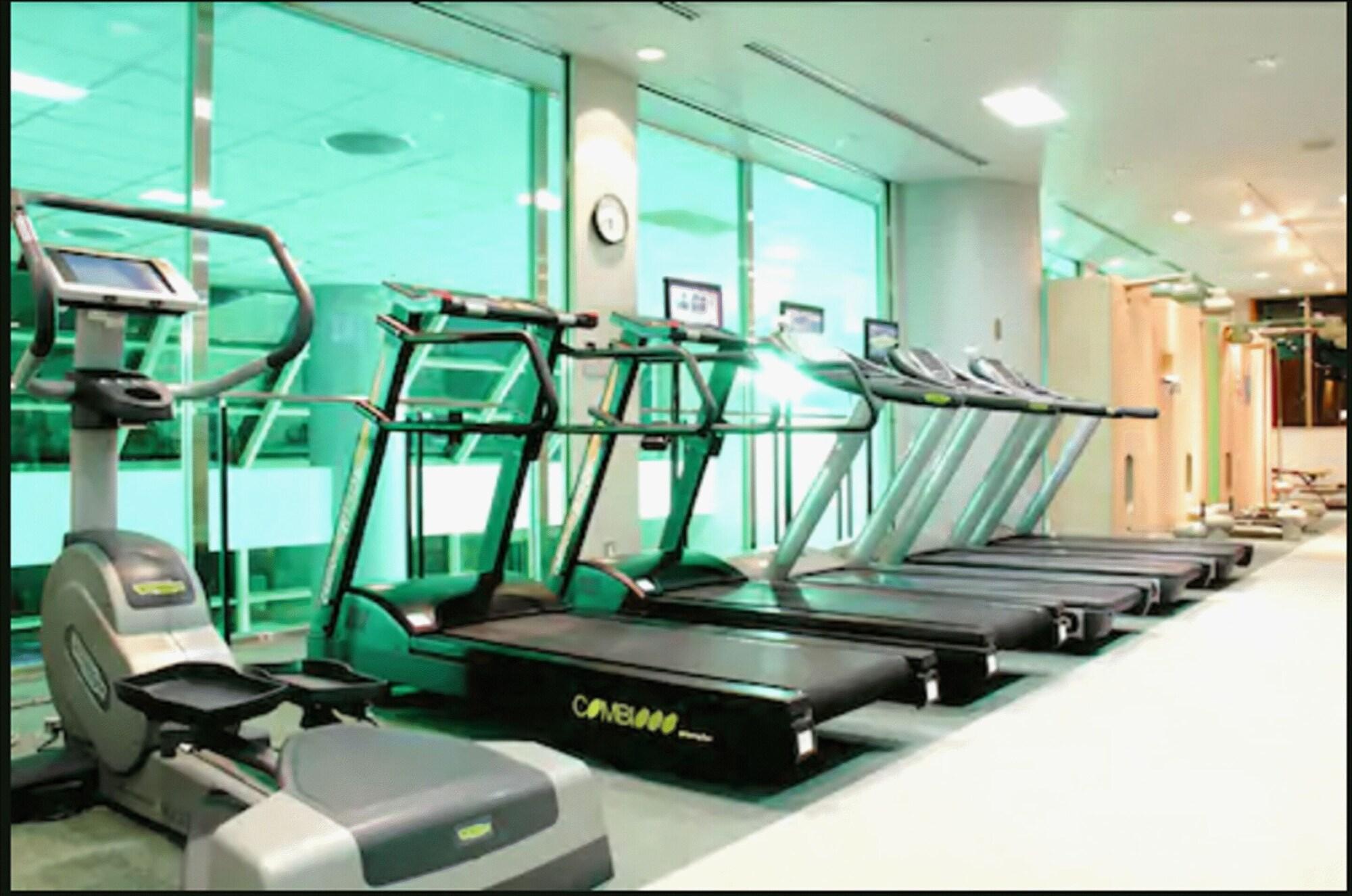 فندق رويتون سابورور المظهر الخارجي الصورة A row of treadmills