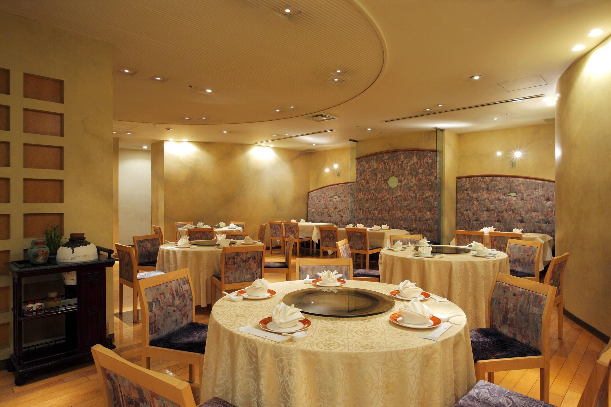 فندق رويتون سابورور المظهر الخارجي الصورة Interior of a restaurant in Hong Kong